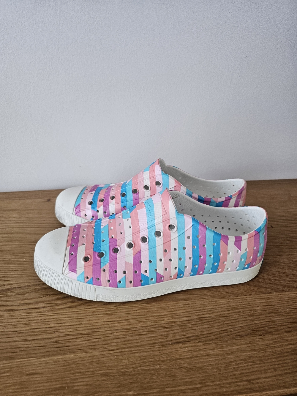 Native Jefferson Slip-On Sandals Size 8 Womens Colorful Summer Waterproof